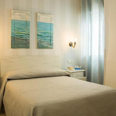 Punta Umbría Hostal Patio Andaluz מראה חיצוני תמונה